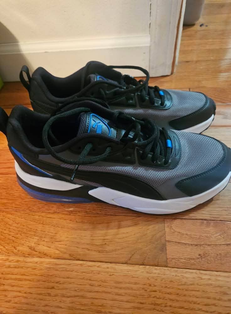 NWOT Mens Puma Sneakers Size 9