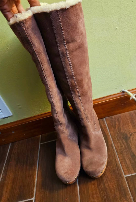 NWOT UGG Brown nee high boots
Size 9