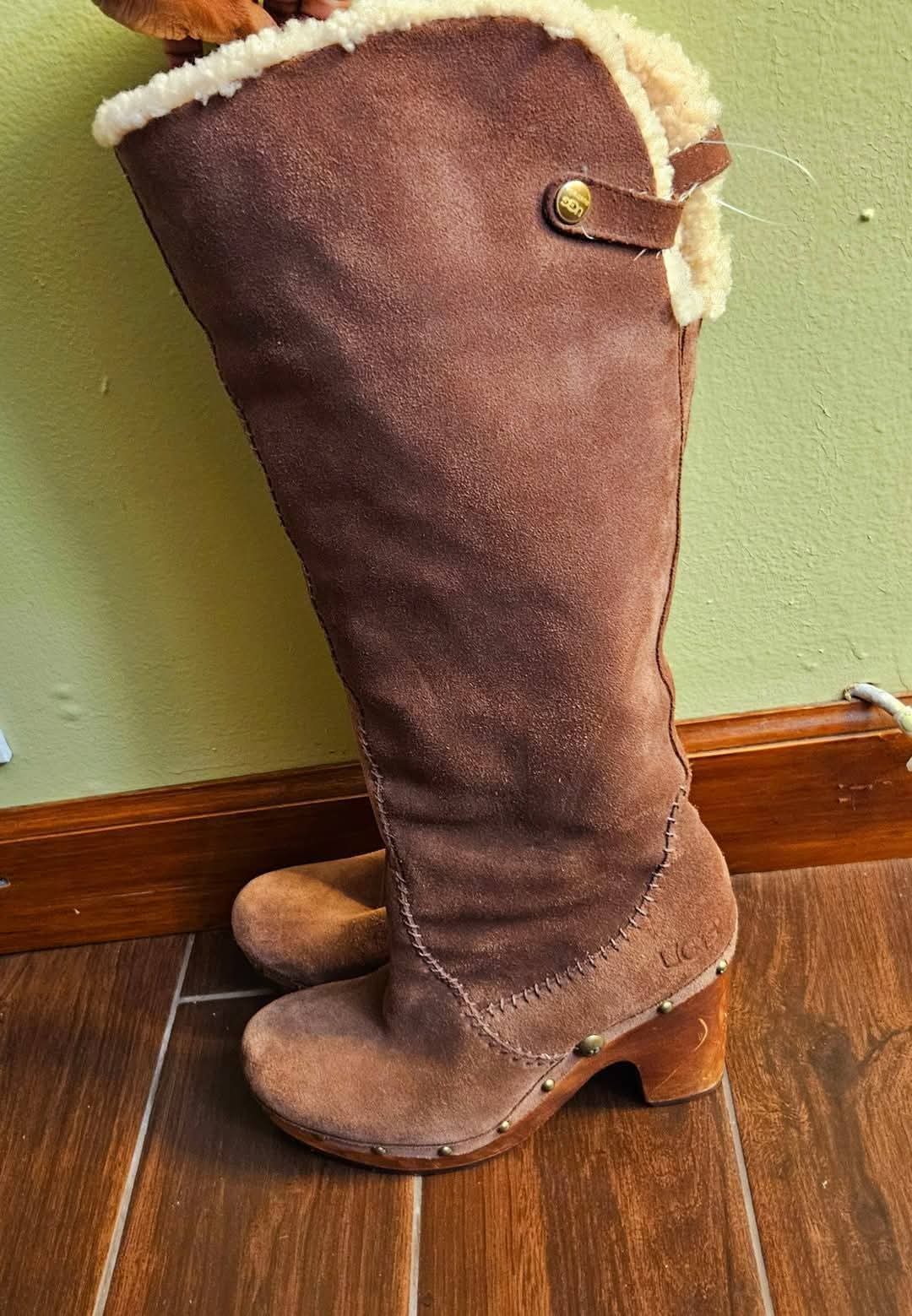 NWOT UGG Brown nee high boots
Size 9