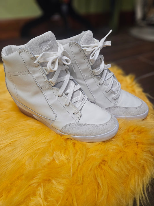 NWOT Sorel White Sneaker Booties Size 9
